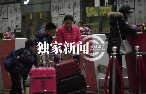 張藝謀妻子兒子出國旅游照片首度曝光 張藝謀妻子兒子出國旅游照片首度曝光