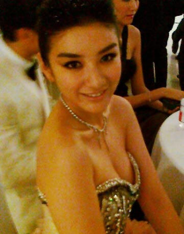 離婚后的黃奕穿著性感參加活動(dòng)