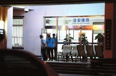 釋小龍走出派出所。