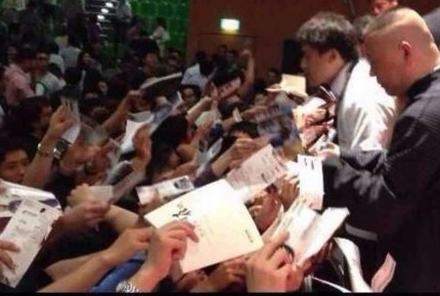 郭德綱率德云社在德國(guó)演出 郭德綱率德云社在德國(guó)演出