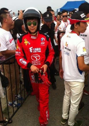 李晨撞車后看起來并無大礙，調(diào)整狀態(tài)繼續(xù)比賽。