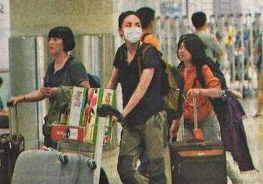 一身樸素打扮的王菲推桃回京。