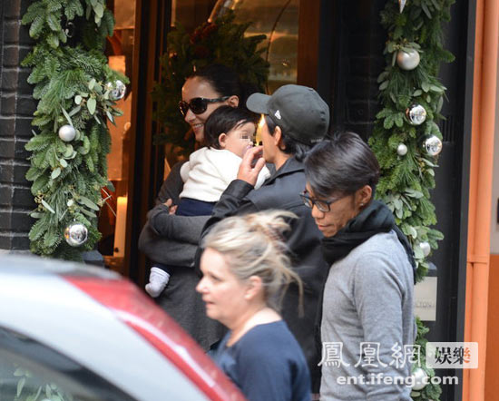 吳彥祖攜帶妻女外出逛街，小寶貝萌態(tài)十足。