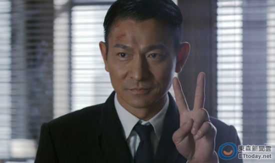 媒體爆料17年前華仔拍戲踢壞直升機(jī)。