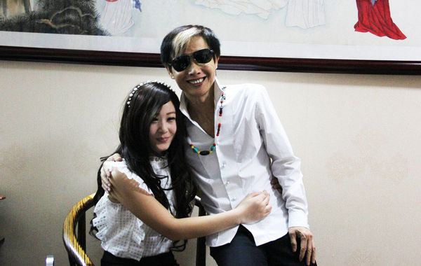 近日，55歲的鄧建國攜新女友恩愛現(xiàn)身，不但大曬甜蜜私密生活照，還在人前勾肩搭背大秀恩愛。