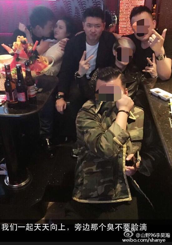 田源朋友辟謠稱左側(cè)抱著女子親吻的是田源的發(fā)小，女子的男友。