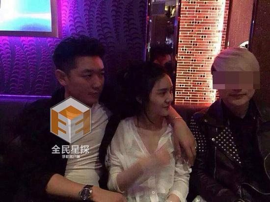 田源摟著激吻門女主，自稱是在勸架