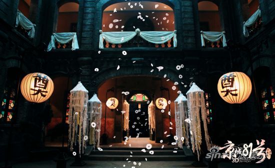 冥婚當(dāng)夜，霍家大院招魂幡隨風(fēng)擺動，漫天冥幣飛舞