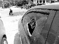 有個人晃了一圈后，寶馬、現(xiàn)代、越野的車窗都“長”出大窟窿