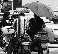 昨日，鄭州市鄭州花園路與農(nóng)業(yè)路交叉口，電動車裝傘埋下安全隱患