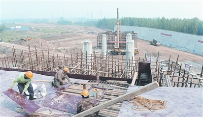 中原西路西南繞城高速公路互通式立交項(xiàng)目已完成總工程量的35%。
