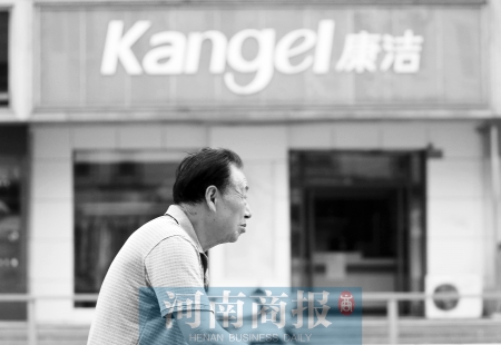 　這一切，將會(huì)給康潔公司、加盟商，乃至鄭州洗衣行業(yè)，帶來什么？ 記者 趙卓/攝