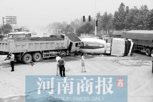 事故現(xiàn)場的附近居民稱，路口的紅綠燈從來沒亮過