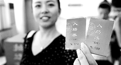 本報(bào)記者抽出的兩名消費(fèi)者代表。