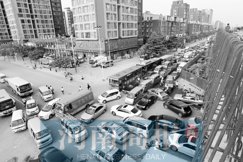 路口四個(gè)方向直行、左轉(zhuǎn)交織，車輛相互抵頭，無法正常通行