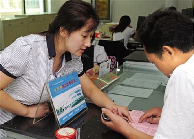 一位男士在金水區(qū)房管局辦事窗口詢問公租房申請手續(xù)如何辦理。