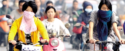 10月8日，鄭州市民遮擋口鼻騎行。 新華社發(fā)