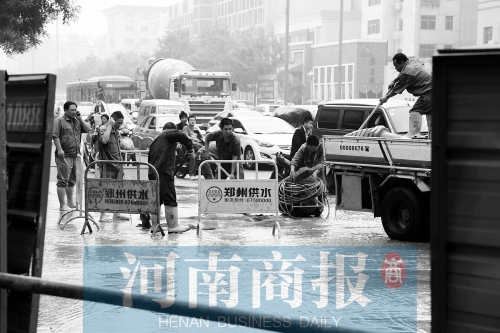 工作人員正在搶修，預(yù)計今晚能恢復(fù)供水