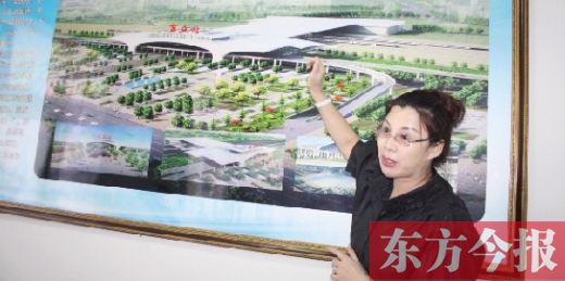 梁園區(qū)高鐵建設(shè)指揮部常務(wù)副指揮長(zhǎng)、梁園區(qū)委副書記杜麗亞向記者介紹高鐵站效果圖