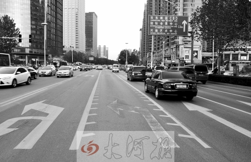 這條畫有多條短斜線的車道就是可變車道，視車流量大小而定，直行車輛多時它是一個直行車道，左轉(zhuǎn)車輛多時它