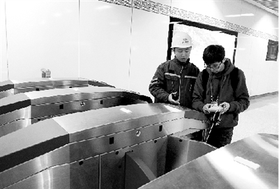 昨天上午，體育中心站，工作人員正在對(duì)進(jìn)出站閘機(jī)進(jìn)行調(diào)試。