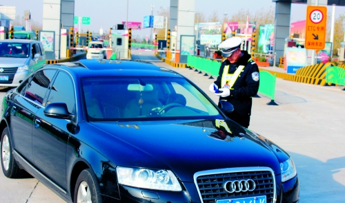 高速交警對一輛超速車進行現(xiàn)場處罰 高速交警對一輛超速車進行現(xiàn)場處罰
