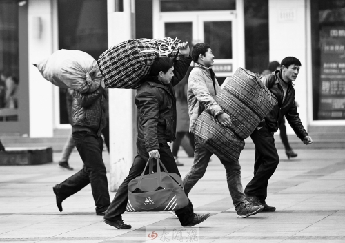 鄭州火車站廣場(chǎng)，行色匆匆的趕路人。