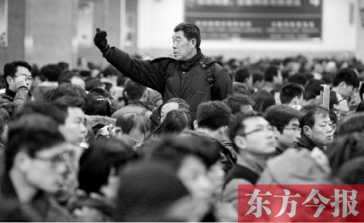 一場(chǎng)雨夾雪讓鄭州火車(chē)站的客流又增加了不少。昨天，售票大廳內(nèi)排隊(duì)購(gòu)票的旅客摩肩接踵