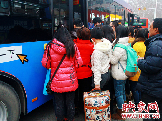 鄭州市金水路紫荊山公交樞紐站又現(xiàn)火爆場面。