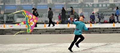 昨日,省會天氣晴好,春意盎然。上午,在綠城廣場,一個小女孩在快樂地放風(fēng)箏。