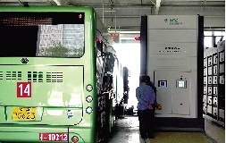 機器人正在為公交車更換電池