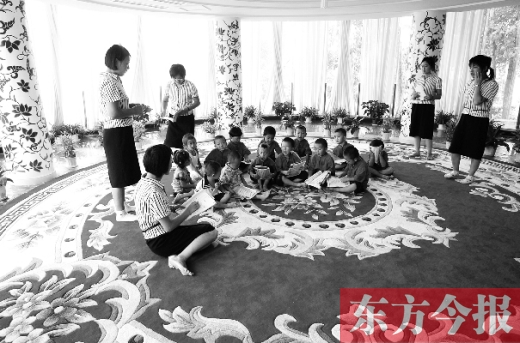 鄭州一幼兒園里的孩子在老師的帶領(lǐng)下讀《論語(yǔ)》。