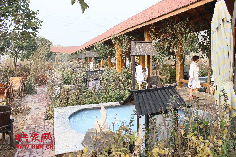 各種小溫泉池，溫度有高有低，每個(gè)池用料不同有各種功效