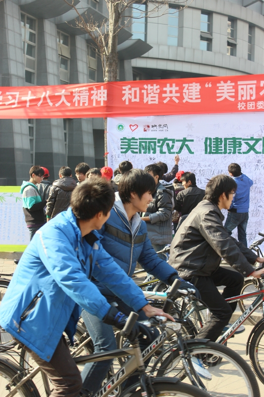 活動現(xiàn)場人流涌動，過路人群駐足觀看