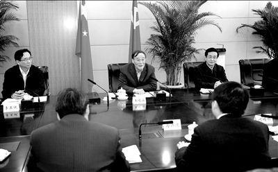 11月30日，中共中央政治局常委、中央紀(jì)委書記王岐山在北京主持召開座談會，聽取專家學(xué)者對黨風(fēng)廉政建設(shè)和反腐敗工作的意見和建議。新華社發(fā)