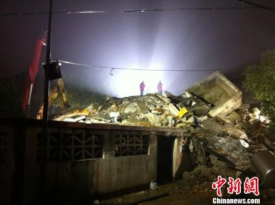 六層民房倒塌現(xiàn)場。何蔣勇　攝