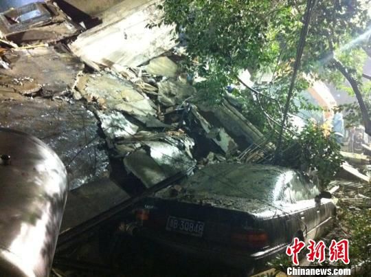 六層民房倒塌現(xiàn)場。何蔣勇　攝