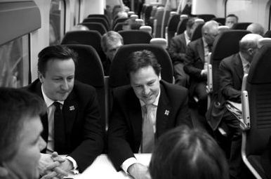 2012年1月9日，英國首相卡梅倫(左)與副首相克萊格(右)乘火車前去參加會議。