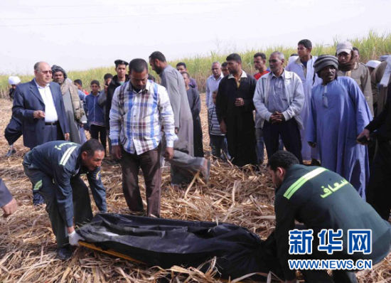 2月26日，在埃及旅游城市盧克索附近，急救人員在熱氣球事故現(xiàn)場(chǎng)搬運(yùn)遇難者遺體。 新華社發(fā)