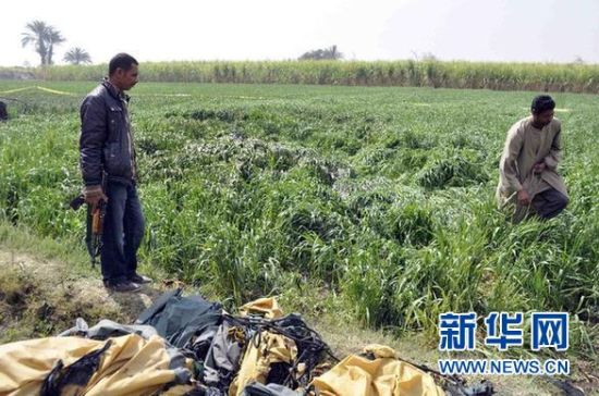 2月26日，在埃及旅游城市盧克索附近，當(dāng)?shù)匕踩藛T在發(fā)生熱氣球爆炸事故的現(xiàn)場(chǎng)查看。