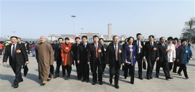 昨日，中國人民政治協(xié)商會議第十二屆全國委員會第一次會議在北京人民大會堂開幕。這是全國政協(xié)委員走向人民大會堂。新華社記者 陳樹根 攝