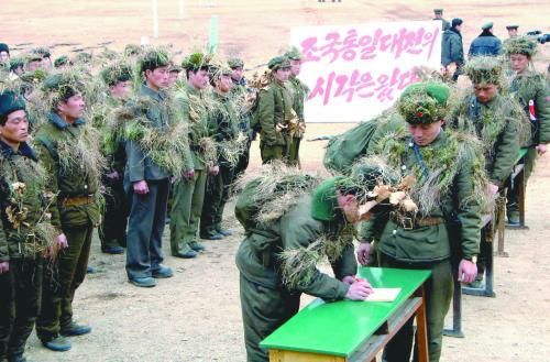 朝鮮中央通訊社13日公布的照片顯示，朝鮮工農(nóng)赤衛(wèi)隊員正在進行“戰(zhàn)前訓(xùn)練”。