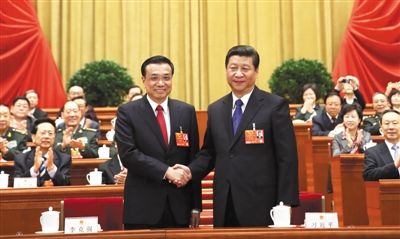 昨日，人大會議投票表決，決定李克強為國務(wù)院總理后，習(xí)近平和李克強親切握手。 新華社記者 蘭紅光 攝