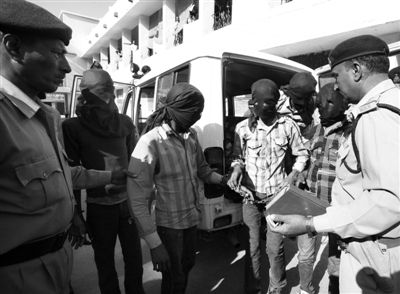 3月18日，印度中央邦，涉嫌輪奸瑞士女游客的男子被押往法庭。據(jù)悉，6名男子均面臨搶劫指控，其中4人面臨強奸指控。