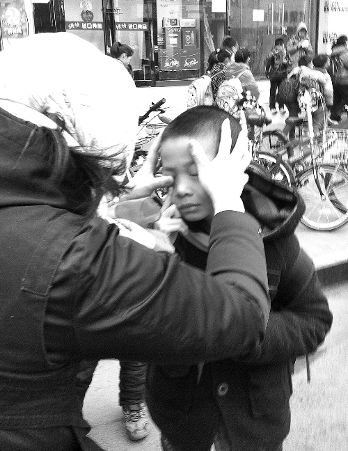 春天風(fēng)沙大，一孩子被風(fēng)沙瞇了眼