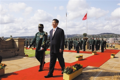 3月26日，南非總統(tǒng)祖馬在比勒陀利亞聯(lián)邦大廈前廣場舉行儀式，歡迎中國國家主席習(xí)近平訪問南非。這是習(xí)近平檢閱儀仗隊。新華社記者 蘭紅光 攝