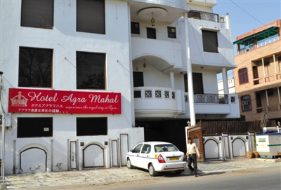 3月19日，印度北部阿格拉，一名英國女游客在旅館住店，有兩人企圖闖入她的房間，因害怕遭到強(qiáng)奸，她從旅