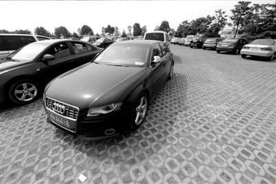 3月30日，掛有AZG(安徽政府公務的拼音縮寫）通行證的車輛停放在合肥市小蜀山公墓停車場內。