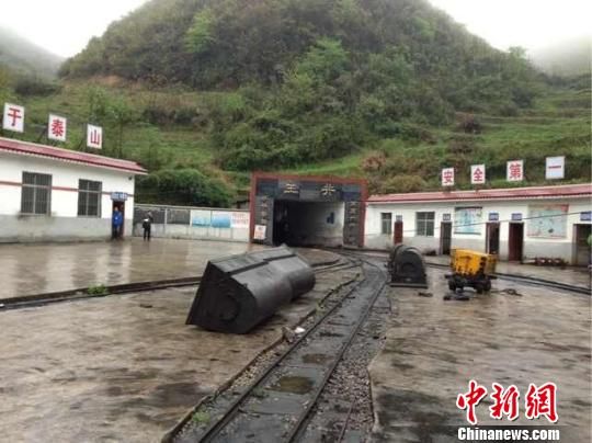 事故發(fā)生于5日晚22時許，事發(fā)時共有41人在井下作業(yè)，其中有32人安全升井，9人被困井下。