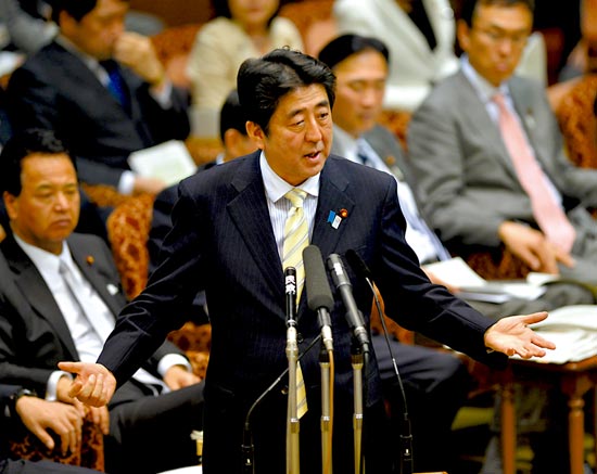 23日，安倍在參議院預(yù)算委員會發(fā)表講話。